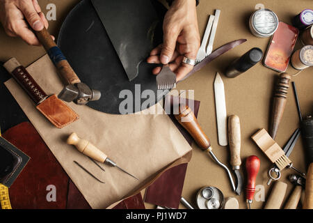 Nahaufnahme von skinner Handwerker arbeiten mit natürlichen Leder mit craft Tools. Stockfoto
