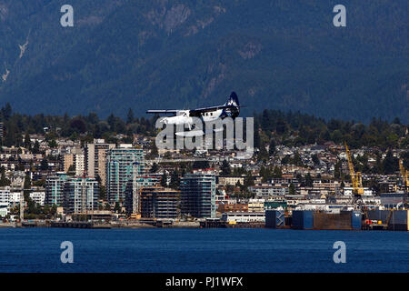 De Havilland Canada DHC-3 T Otter (C-GHAZ) von Harbour Air mit den Vancouver Whitecaps Livery landet in den Hafen von Vancouver, Vancouver, British Columbia, Kanada betrieben Stockfoto