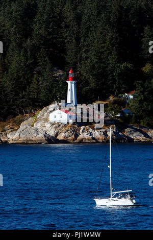 Point Atkinson Leuchtturm mit Segelboot vorbei, West Vancouver, British Columbia, Kanada Stockfoto