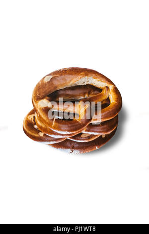 Appetitlich deutsche Brezeln auf einem weißen Hintergrund. Stockfoto