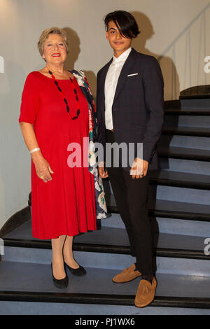 Marie-Luise Marjan als Helga Beimer und Aaron Rufer als JAMAL BAKKOUSH Stockfoto