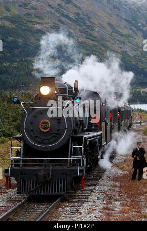 Dampfzug Motor Nr. 73 mit dem Dirigenten, White Pass und Yukon Route Bahn, Skagway, Alaska, Vereinigte Staaten von Amerika Stockfoto