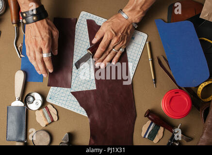 Der Prozess der Herstellung von handgefertigten Lederetui in das Leder Werkstatt. Stockfoto