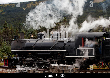 Dampfzug Motor und Ingenieur, White Pass und Yukon Route Bahn, Skagway, Alaska, Vereinigte Staaten von Amerika Stockfoto