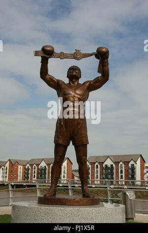 Statue des Britischen Boxweltmeister David Bomber Pearce steht am Flussufer in der Stadt Newport South Wales GB UK 2018 Stockfoto