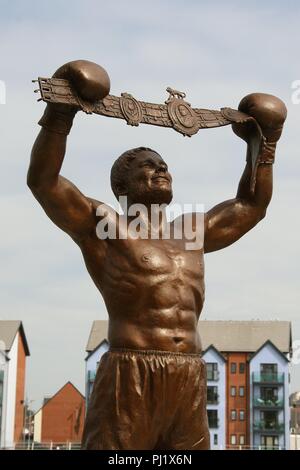 Statue des Britischen Boxweltmeister David Bomber Pearce steht am Flussufer in der Stadt Newport South Wales GB UK 2018 Stockfoto