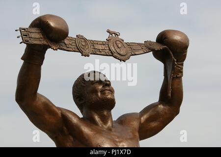 Statue des Britischen Boxweltmeister David Bomber Pearce steht am Flussufer in der Stadt Newport South Wales GB UK 2018 Stockfoto