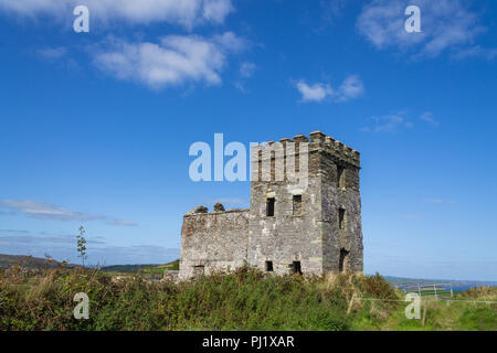 Napoleonischen Watch Tower vor blauem Himmel in West Cork, Irland Stockfoto