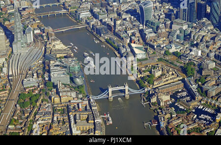 Luftaufnahme von Central London und die Themse von einem Flugzeug Fenster Stockfoto