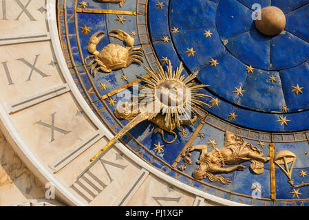 Alte Zeit und Astrologie. Detail der Saint Mark Square renaissance Uhrturm in Venedig mit Sternzeichen der Sommer: Löwe, Krebs, Jungfrau, Planeten und Stockfoto