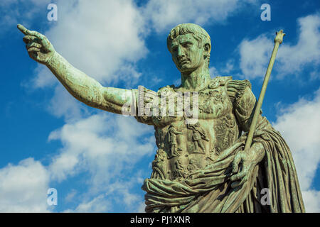 Caesar Augustus, dem ersten Kaiser des antiken Roms. Bronze monumentale Statue in der Mitte von Rom, mit Wolken Stockfoto