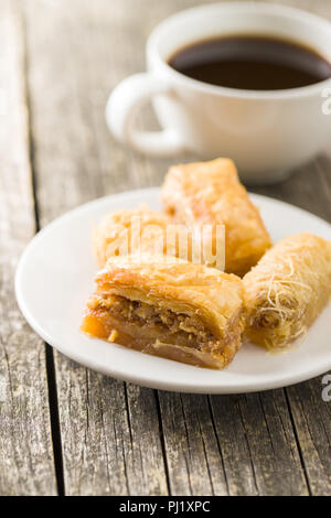 Süße Nachspeise Baklava und Kaffee Tasse. Stockfoto