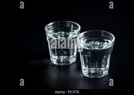 Wodka im Glas. Transparente Alkohol auf Schwarz. Stockfoto