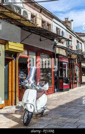 Weiß scooter im klassischen italienischen Stil auf der Straße geparkt Stockfoto