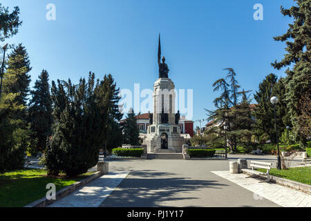 VELIKO Tarnovo, Bulgarien - 11 April, 2017: das Monument von Mutter Bulgarien in Stadt Veliko Tarnovo, Bulgarien Stockfoto