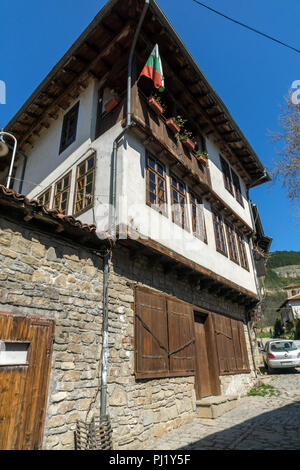 VELIKO Tarnovo, Bulgarien - 11. APRIL 2017: Häuser in der Altstadt von Veliko Tarnovo, Bulgarien Stockfoto