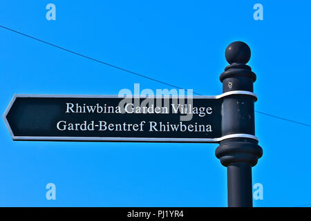 Ein Zeichen auf Heol-y-Deri in Richtung der alten Rhiwbina Garden Village, Rhiwbina, Cardiff, Wales Stockfoto