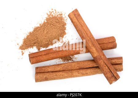 Cinnamon Sticks mit Pulver auf weißem Hintergrund. Ansicht von oben. Stockfoto
