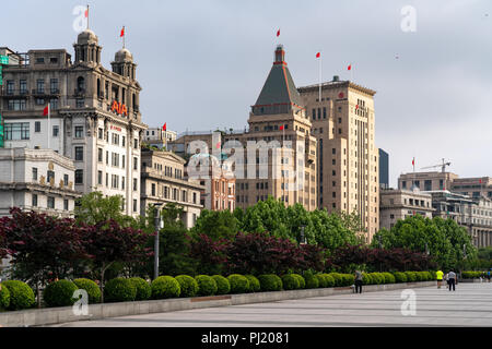 Sonnig am frühen Morgen entlang der Bund in Shanghai, China. Stockfoto