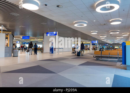 Athen, Griechenland - 25. Mai 2017: Warten und Einkaufszentrum im Internationalen Flughafen Athen, Griechenland. Stockfoto