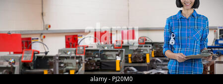 Das zusammengesetzte Bild der weiblichen Architekten holding Zwischenablage und Blueprint gegen grauer Hintergrund Stockfoto