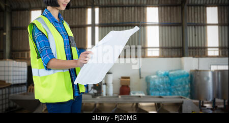 Das zusammengesetzte Bild der weiblichen Architect bei Blueprint gegen grauen Hintergrund suchen Stockfoto