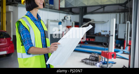 Das zusammengesetzte Bild der weiblichen Architect bei Blueprint gegen grauen Hintergrund suchen Stockfoto