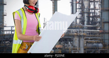 Das zusammengesetzte Bild der weiblichen Architect bei Blueprint gegen weiße Hintergrund Stockfoto