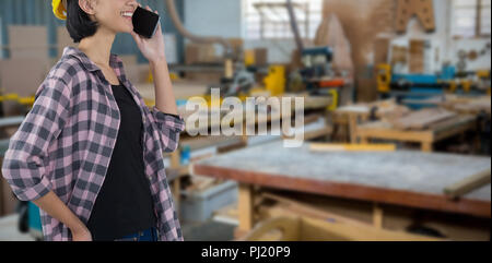 Das zusammengesetzte Bild der weiblichen Architekt Gespräch am Handy vor weißem Hintergrund Stockfoto