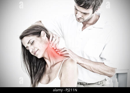 Das zusammengesetzte Bild der männlichen Chiropraktor Massieren eine junge womans Hals Stockfoto