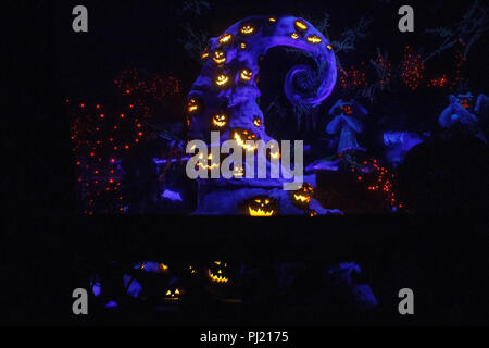 Anzeige von der Nightmare Before Christmas Haunted Mansion Ride, Disneyland, Anaheim, Kalifornien, Vereinigte Staaten von Amerika Stockfoto