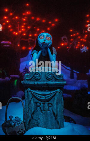 Anzeige von der Nightmare Before Christmas Haunted Mansion Ride, Disneyland, Anaheim, Kalifornien, Vereinigte Staaten von Amerika Stockfoto