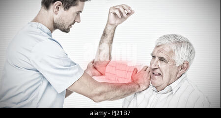 Das zusammengesetzte Bild des Physiotherapeuten Unterstützung älterer Mann seine Hand ausstrecken Stockfoto