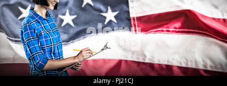 Das zusammengesetzte Bild der weiblichen Architekten schreiben auf Zwischenablage gegen grauer Hintergrund Stockfoto