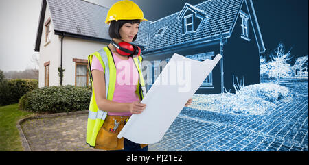 Das zusammengesetzte Bild der weiblichen Architect bei Blueprint gegen weiße Hintergrund Stockfoto