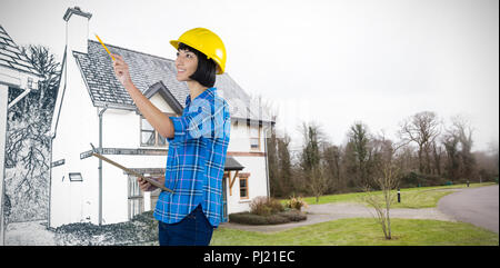 Das zusammengesetzte Bild der weiblichen Architekten holding Zwischenablage und gestikulierend vor grauem Hintergrund Stockfoto