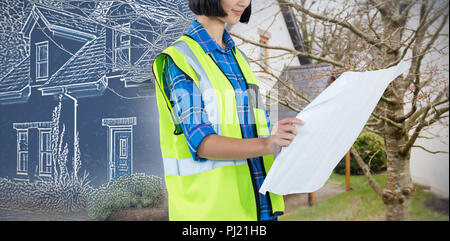 Das zusammengesetzte Bild der weiblichen Architect bei Blueprint gegen grauen Hintergrund suchen Stockfoto