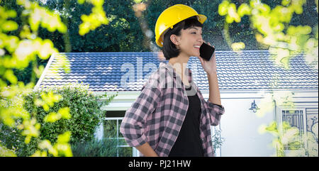 Das zusammengesetzte Bild der weiblichen Architekt Gespräch am Handy vor weißem Hintergrund Stockfoto