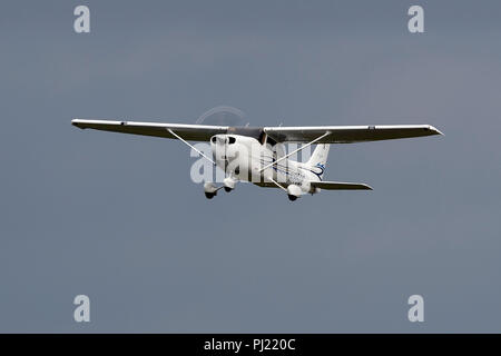 Cessna 172 S (N 186 CS) am Ansatz in Palo Alto Flughafen (Kpao), Palo Alto, Kalifornien, Vereinigte Staaten von Amerika Stockfoto