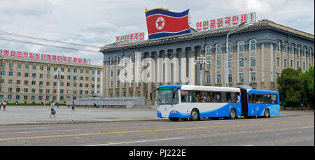 Die Koreanische zentrale Geschichte Museum auf Kim Il Sung Platz, mit Fresken, die Scheinwerfer und die Slogans mit blau Trolley Bus vor. Stockfoto