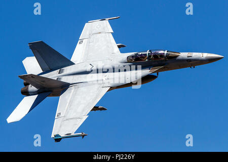 United States Navy Boeing F/A-18F Super Hornet (Seite 151) von der VFA-122 Flying Eagles Geschwader fliegen low level auf der Jedi Übergang durch Star Wars Canyon/Rainbow Canyon, Death Valley National Park, Panamint Springs, Kalifornien, Vereinigte Staaten von Amerika Stockfoto