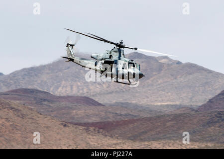 United States Marines Bell UH-1Y Venom (SN 168943) von der Marine Light Attack Helicopter Squadron 369 (HMLA-369) fliegt low level auf der Jedi Übergang durch Star Wars Canyon/Rainbow Canyon, Death Valley National Park, Panamint Springs, Kalifornien, Vereinigte Staaten von Amerika Stockfoto