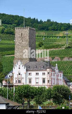 Boosenberg Burg Turm (12. Jahrhundert) und neo-gotische Residenz aus dem 19. Jahrhundert, Rüdesheim am Rhein Stockfoto