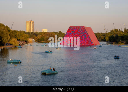 Die Londoner Mastaba Schwebende Skulptur auf dem Serpentine Lake im Hyde Park, London, für die Serpentine Gallery von Christo und seine Frau Jeanne-C ausgelegt Stockfoto