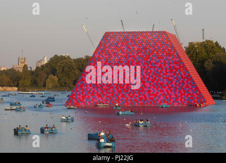 Die Londoner Mastaba Schwebende Skulptur auf dem Serpentine Lake im Hyde Park, London, für die Serpentine Gallery von Christo und seine Frau Jeanne-C ausgelegt Stockfoto