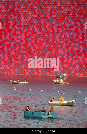 Die Londoner Mastaba Schwebende Skulptur auf dem Serpentine Lake im Hyde Park, London, für die Serpentine Gallery von Christo und seine Frau Jeanne-C ausgelegt Stockfoto