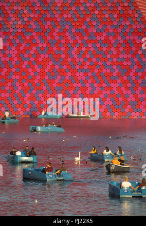 Die Londoner Mastaba Schwebende Skulptur auf dem Serpentine Lake im Hyde Park, London, für die Serpentine Gallery von Christo und seine Frau Jeanne-C ausgelegt Stockfoto