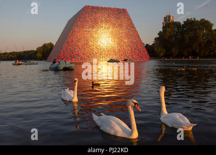 Die Londoner Mastaba Schwebende Skulptur auf dem Serpentine Lake im Hyde Park, London, für die Serpentine Gallery von Christo und seine Frau Jeanne-C ausgelegt Stockfoto