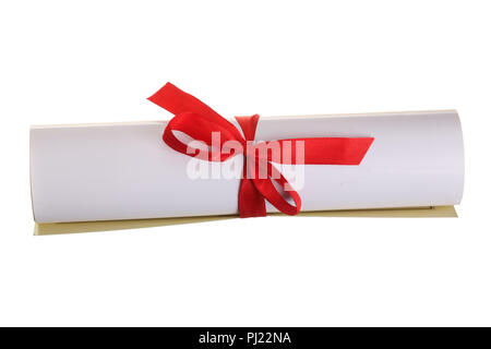 Diplom mit roter Schleife auf weißem Hintergrund. Ansicht von oben. Flach. Stockfoto
