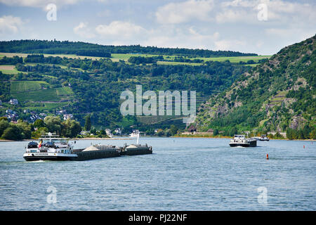 Lastkähne (Acheron, Verano) Durchführung von Fracht (Aggregate) auf dem Rhein bei Kaub, Deutschland. Stockfoto